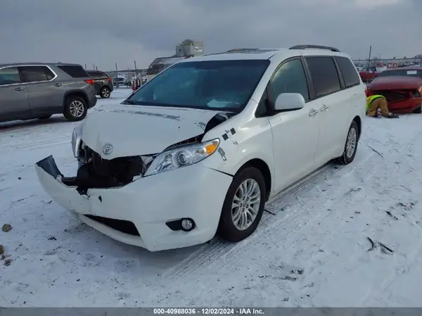 5TDYZ3DC4HS852620 2017 TOYOTA SIENNA - Image 2