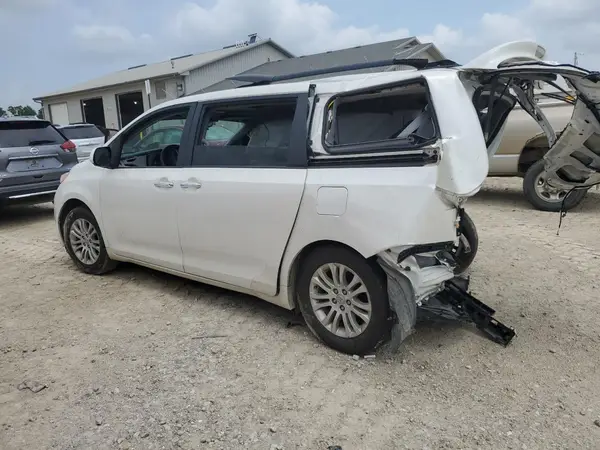 5TDYZ3DC4HS853721 2017 TOYOTA SIENNA - Image 2