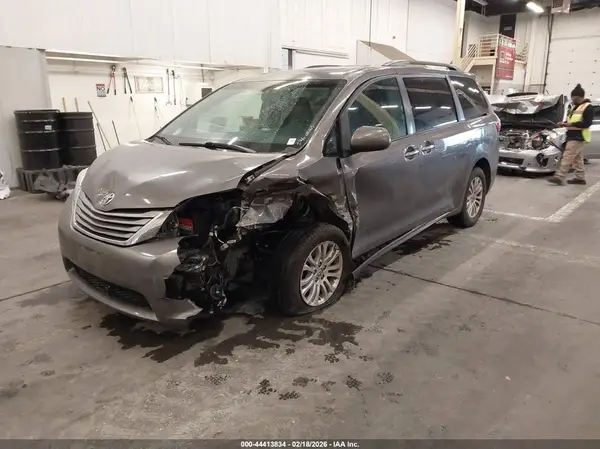5TDYZ3DC4HS853900 2017 TOYOTA SIENNA - Image 2