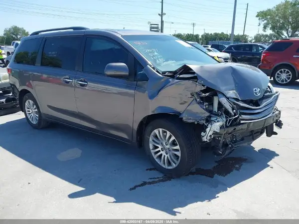 5TDYZ3DC4HS856263 2017 TOYOTA SIENNA - Image 1