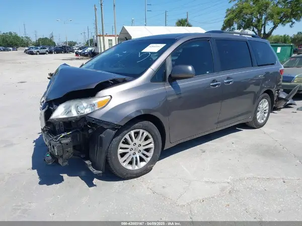 5TDYZ3DC4HS856263 2017 TOYOTA SIENNA - Image 2