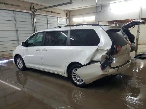 5TDYZ3DC4HS856456 2017 TOYOTA SIENNA - Image 2