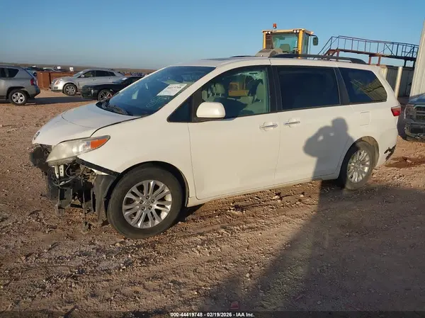 5TDYZ3DC4HS861754 2017 TOYOTA SIENNA - Image 2
