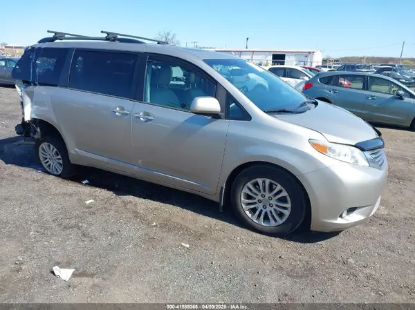 5TDYZ3DC4HS862189 2017 TOYOTA SIENNA - Image 1