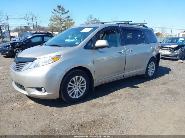 5TDYZ3DC4HS862189 2017 TOYOTA SIENNA - Image 2