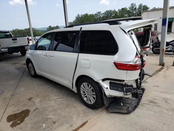 5TDYZ3DC4HS867912 2017 TOYOTA SIENNA - Image 2