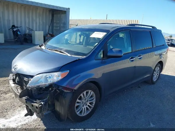5TDYZ3DC4HS868459 2017 TOYOTA SIENNA - Image 2
