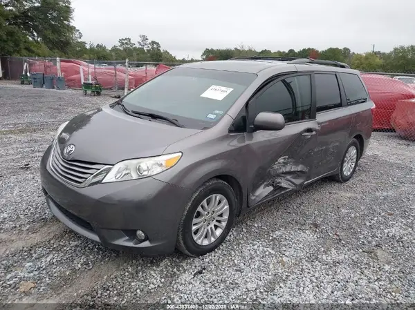 5TDYZ3DC4HS875055 2017 TOYOTA SIENNA - Image 2