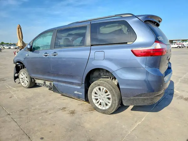 5TDYZ3DC4HS875413 2017 TOYOTA SIENNA - Image 2