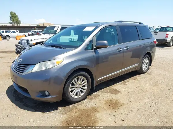 5TDYZ3DC4HS875542 2017 TOYOTA SIENNA - Image 2