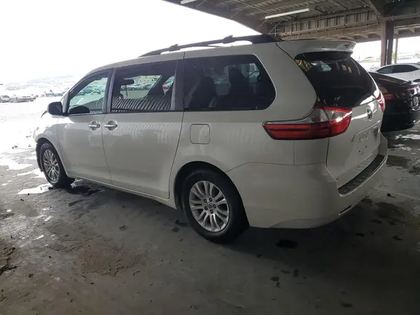 5TDYZ3DC4HS875640 2017 TOYOTA SIENNA - Image 2