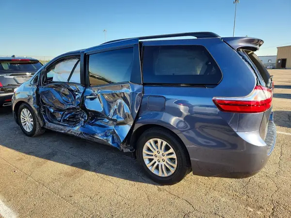 5TDYZ3DC4HS878697 2017 TOYOTA SIENNA - Image 2