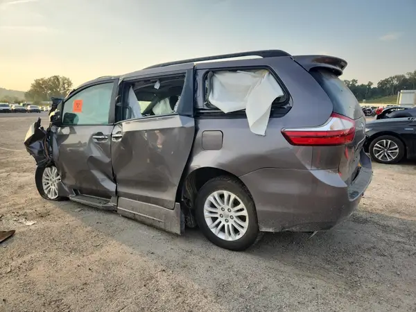 5TDYZ3DC4HS879316 2017 TOYOTA SIENNA - Image 2
