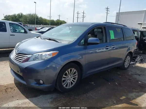 5TDYZ3DC4HS882930 2017 TOYOTA SIENNA - Image 2