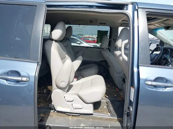 5TDYZ3DC4HS882930 2017 TOYOTA SIENNA - Image 8