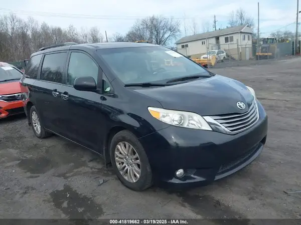 5TDYZ3DC4HS886380 2017 TOYOTA SIENNA - Image 1