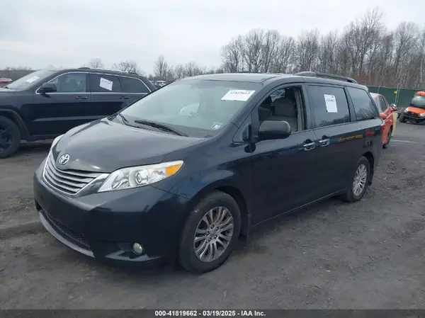 5TDYZ3DC4HS886380 2017 TOYOTA SIENNA - Image 2