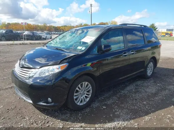 5TDYZ3DC4HS887805 2017 TOYOTA SIENNA - Image 2