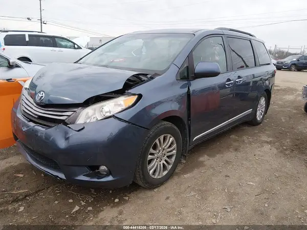 5TDYZ3DC4HS891675 2017 TOYOTA SIENNA - Image 2