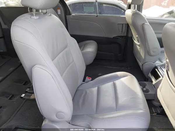 5TDYZ3DC4HS891675 2017 TOYOTA SIENNA - Image 8