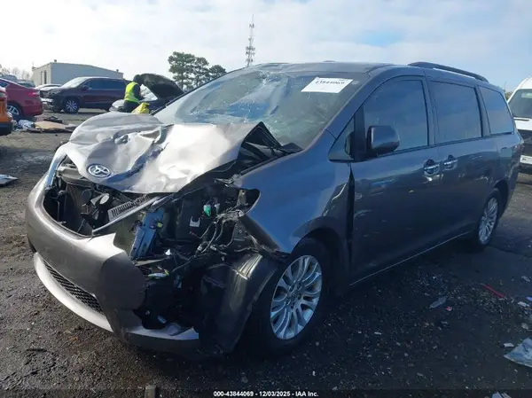 5TDYZ3DC4HS892017 2017 TOYOTA SIENNA - Image 2
