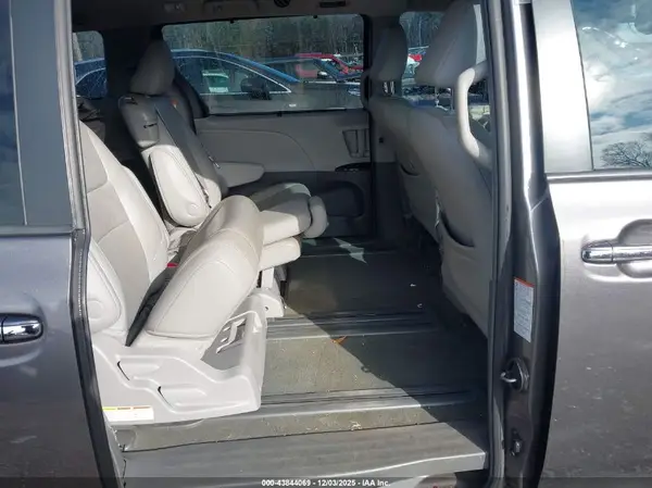 5TDYZ3DC4HS892017 2017 TOYOTA SIENNA - Image 8