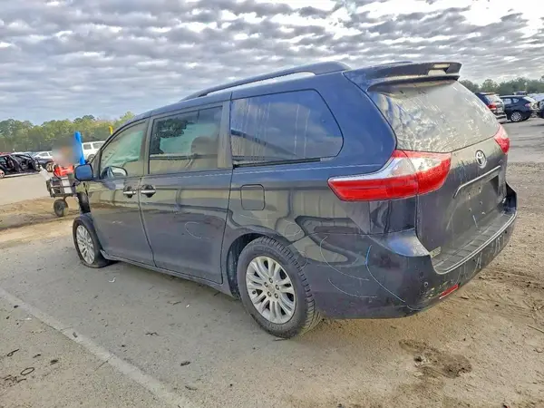 5TDYZ3DC4HS892602 2017 TOYOTA SIENNA - Image 2
