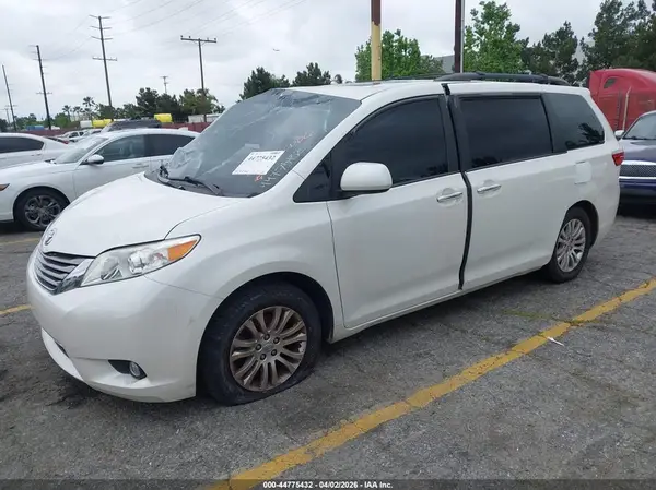 5TDYZ3DC4HS894026 2017 TOYOTA SIENNA - Image 2