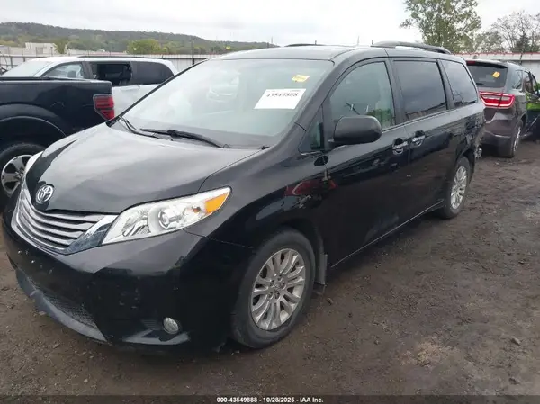 5TDYZ3DC4HS895841 2017 TOYOTA SIENNA - Image 2