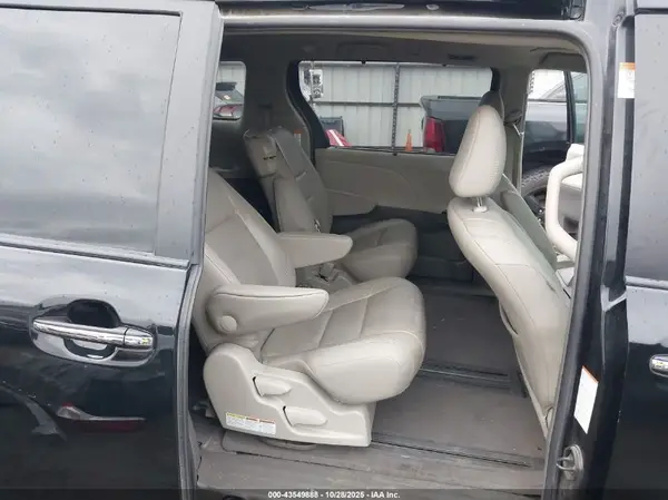 5TDYZ3DC4HS895841 2017 TOYOTA SIENNA - Image 8