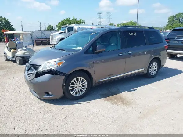 5TDYZ3DC4HS896195 2017 TOYOTA SIENNA - Image 2