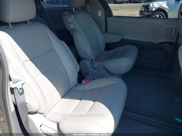 5TDYZ3DC4HS896195 2017 TOYOTA SIENNA - Image 8