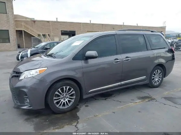 5TDYZ3DC4JS901059 2018 TOYOTA SIENNA - Image 2
