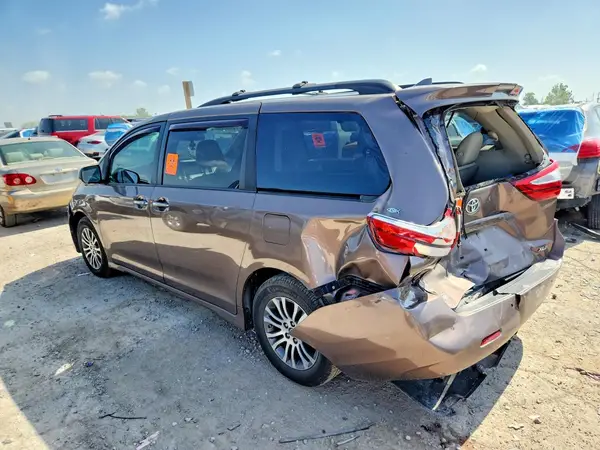 5TDYZ3DC4JS903524 2018 TOYOTA SIENNA - Image 2