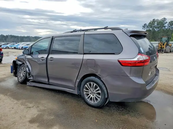 5TDYZ3DC4JS905192 2018 TOYOTA SIENNA - Image 2
