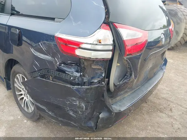 5TDYZ3DC4JS909484 2018 TOYOTA SIENNA - Image 2