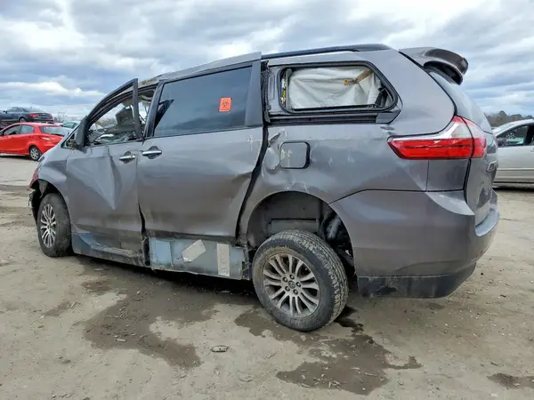 5TDYZ3DC4JS910246 2018 TOYOTA SIENNA - Image 2