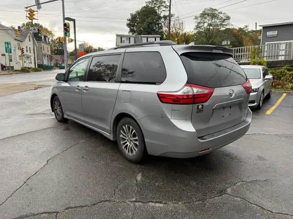 5TDYZ3DC4JS910554 2018 TOYOTA SIENNA - Image 2