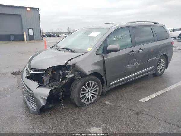 5TDYZ3DC4JS913535 2018 TOYOTA SIENNA - Image 2