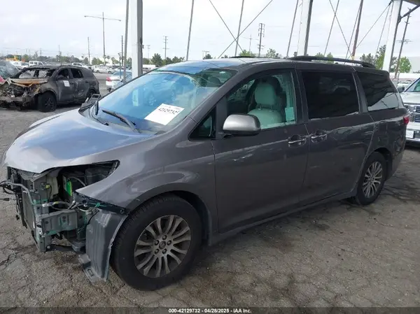 5TDYZ3DC4JS913969 2018 TOYOTA SIENNA - Image 2
