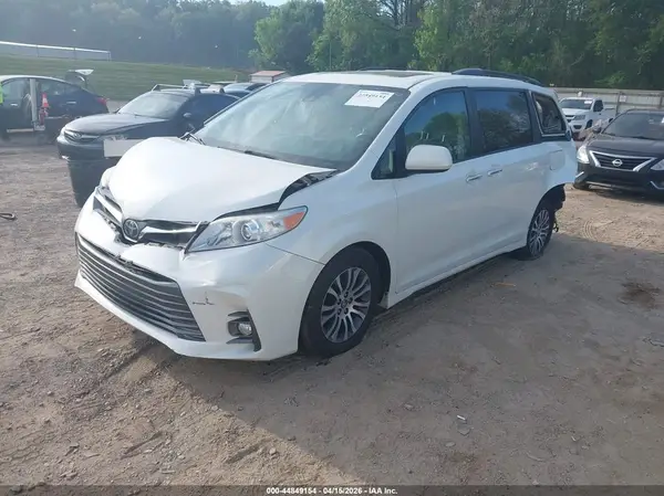 5TDYZ3DC4JS915799 2018 TOYOTA SIENNA - Image 2