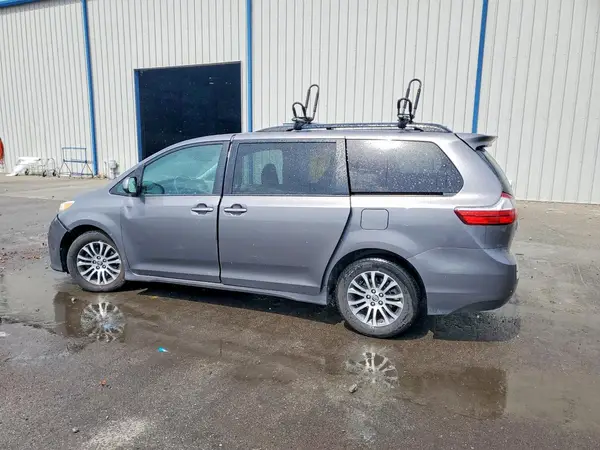 5TDYZ3DC4JS918508 2018 TOYOTA SIENNA - Image 2