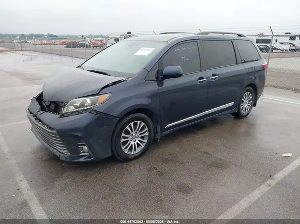 5TDYZ3DC4JS922574 2018 TOYOTA SIENNA - Image 2