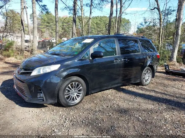 5TDYZ3DC4JS927774 2018 TOYOTA SIENNA - Image 2