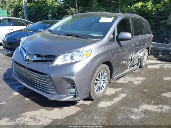 5TDYZ3DC4JS933865 2018 TOYOTA SIENNA - Image 2