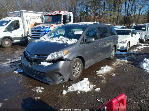 5TDYZ3DC4JS934398 2018 TOYOTA SIENNA - Image 2