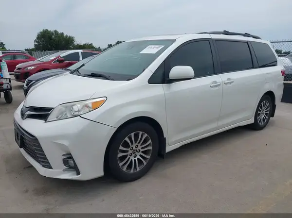 5TDYZ3DC4JS934983 2018 TOYOTA SIENNA - Image 2