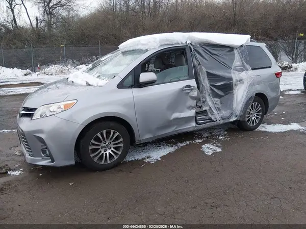 5TDYZ3DC4JS940590 2018 TOYOTA SIENNA - Image 2