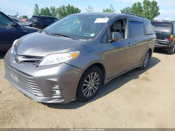 5TDYZ3DC4JS940637 2018 TOYOTA SIENNA - Image 2