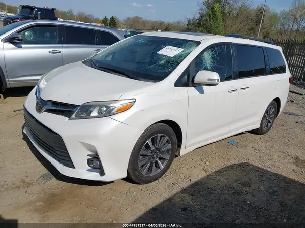 5TDYZ3DC4JS943036 2018 TOYOTA SIENNA - Image 2